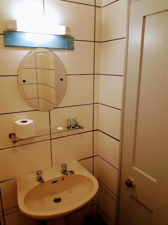 Oyo No 3 Hotel Bath Ngoại thất bức ảnh